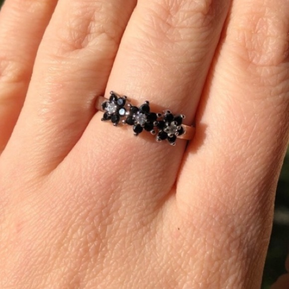 🖤NWOT sterling silver black spinel flower ring 🖤 - Picture 4 of 7